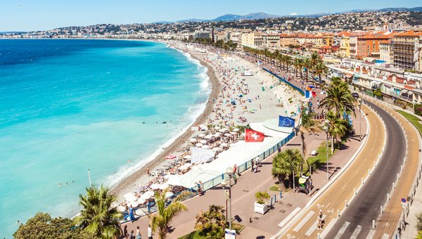 La promenade du bord de mer de Nice vue du ciel.