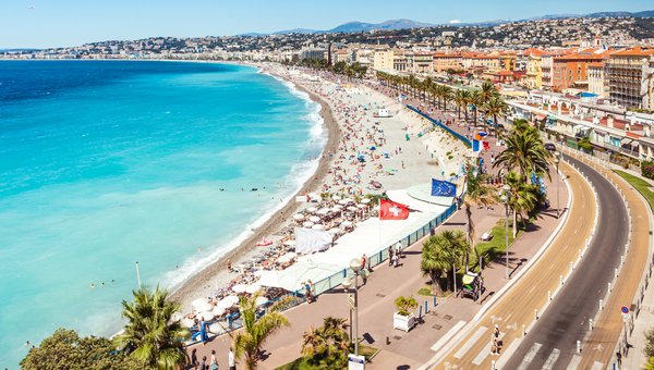 La promenade du bord de mer de Nice vue du ciel.