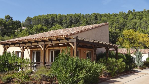 Vue sur l'une des 6 maisons, chacune équipée d'un lit médicalisé.