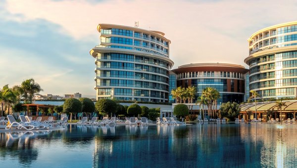 Hôtel Baia Lara, piscine géante avec hôtel aux bâtiments ronds