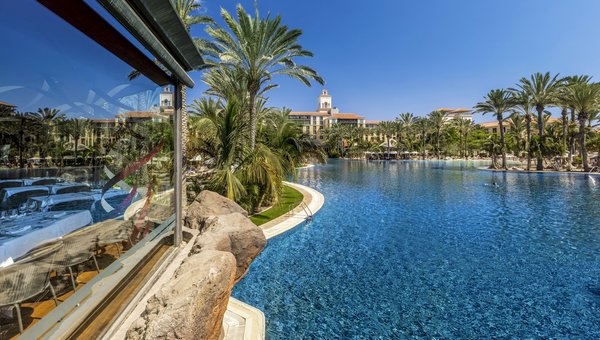 Hôtel Costa Meloneras, Meloneras, Grande Piscine et grand hôtel avec deux tours