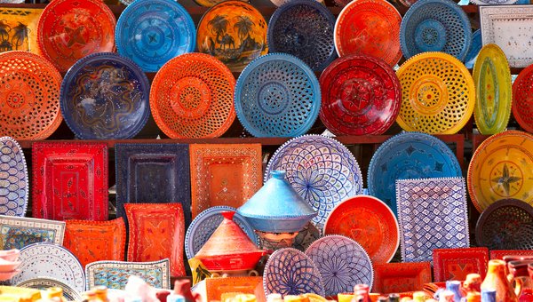Photo représentant de nombreuses assiettes artisanales aux couleurs et motifs très variés provenant d'un bazar.