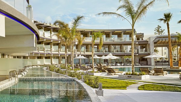  Das Hotel Nautilux mit grossem Pool und Liegestühlen Sonnenschirmen und umsäumt mit ein paar Palmen