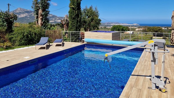 Schöner Pool umgeben von mediterraner Landschaft