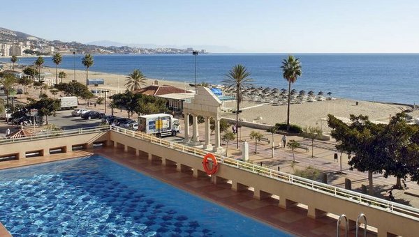 Hôtel Ilunion, Fuengirola, piscine et vue à la mer