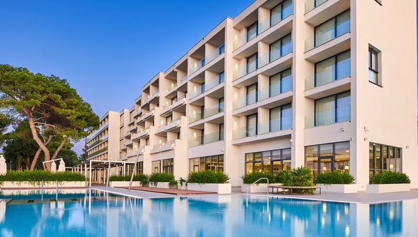 Hôtel Sipar Plava Laguna, Umag, piscine et bâtiment de l'hôtel