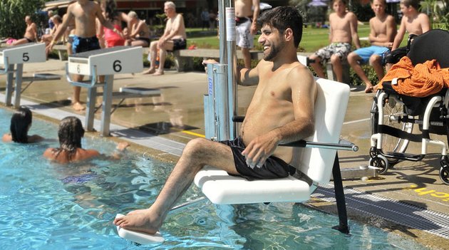 Un homme avec d'un handicap moteur peut accéder à la piscine grâce à un élévateur de piscine.