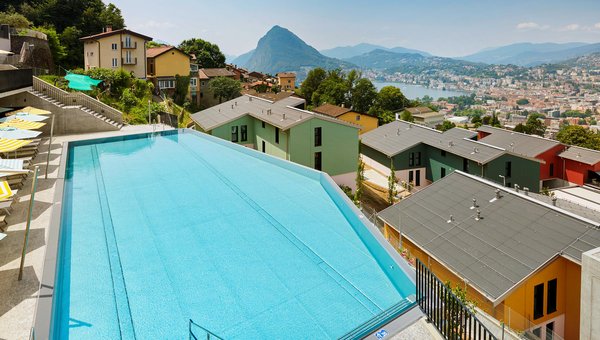 Reka Lugano Albolago, piscine avec le Mont Bré en arrière-plan