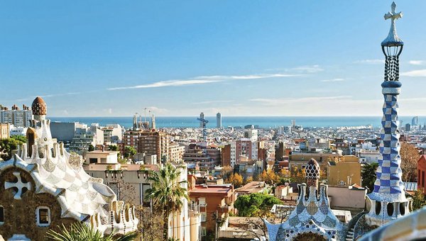 Vue de la ville de Barcelone avec ses nombreux gratte-ciel colorés.