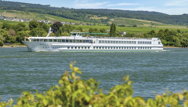 Bateau CroisiEurope sur le Rhin, avec en arrière-plan le paysage vallonné.