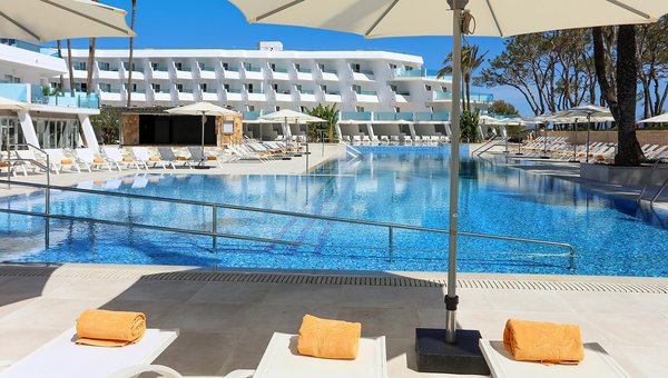Iberostar, Playa de Muro, grande piscine avec l'hôtel en arrière-plan