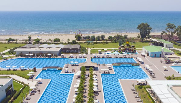Vue sur la magnifique piscine. À l'arrière-plan, la plage et la mer.