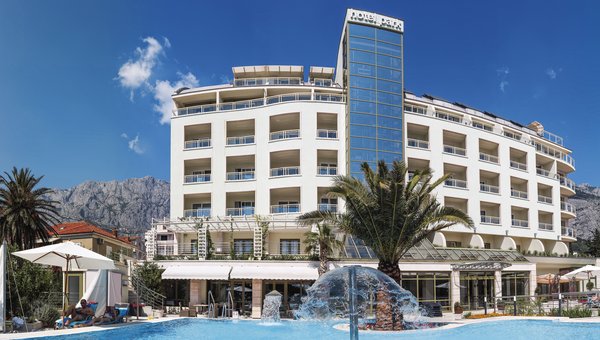 Hôtel Park, Makarska, piscine avec fontaine et bâtiment de l'hôtel.