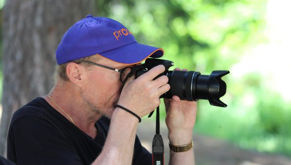 Mann mit Procap-Cap fotografiert mit einer Kamera