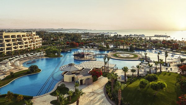 Steigenberger Al Dau, Hurghada, complexe hôtelier avec piscine géante et mer en arrière-plan