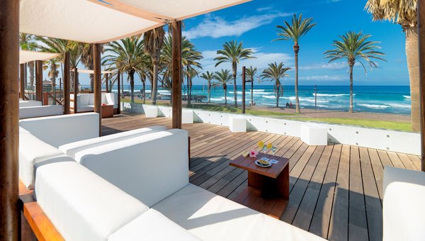 Hotel H10 Conquistador, Playa de las Americas, Lounge mit Sich auf Strand im Hintergergrund