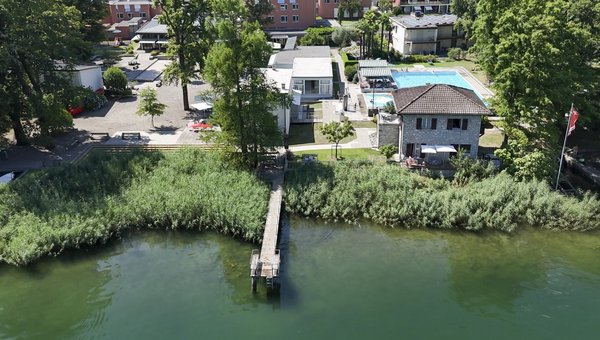 Vue aérienne de l'hôtel avec ponton sur le lac de Lugano