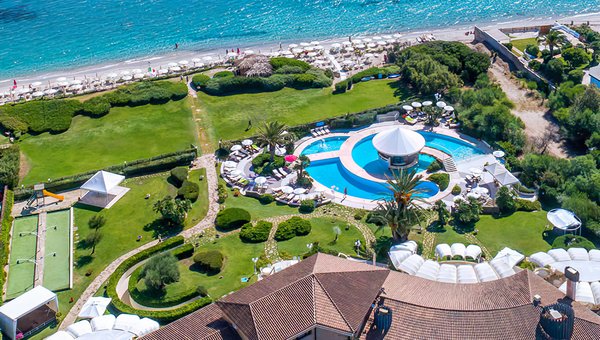 Vue aérienne du complexe hôtelier situé directement sur la plage de l'hôtel.