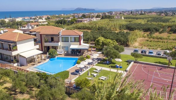 Das Eria Resort bestehend aus zwei Häusern und einem Pool.