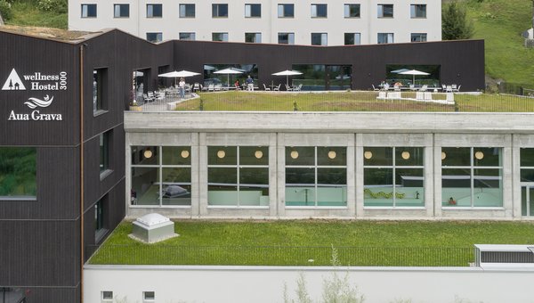 Auberge de jeunesse de Laax avec vue sur la piscine couverte avec pool lift