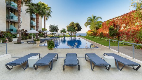 Golden Residence, Funchal, piscine, chaises longues et palmiers