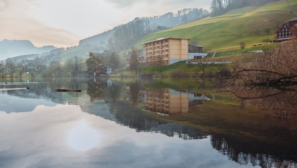 Das Hotel spiegelt im Sarnersee mystisch im leichten Nebel