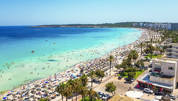 Vue sur les complexes hôteliers de Majorque au bord de la plage et de la mer